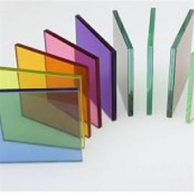 Ħġieġ laminat ikkulurit